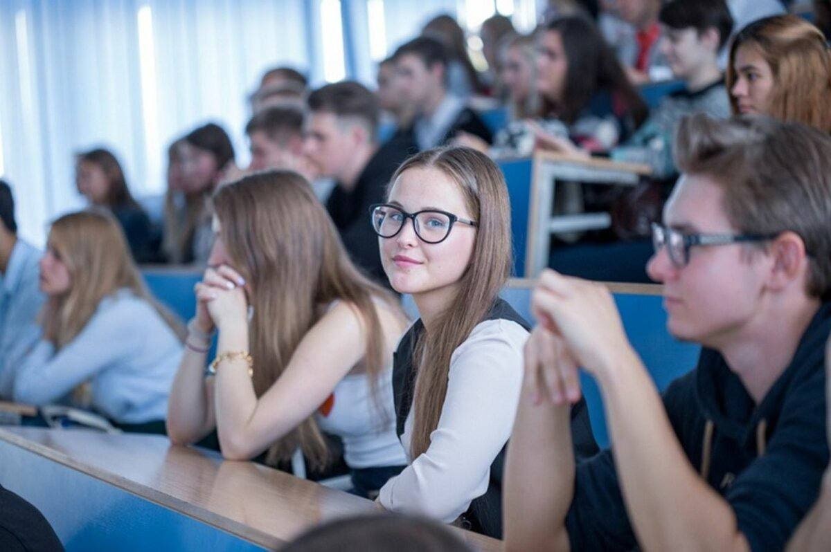 Студентка в чулках отдалась одногруппнику в очках в аудитории на лекции