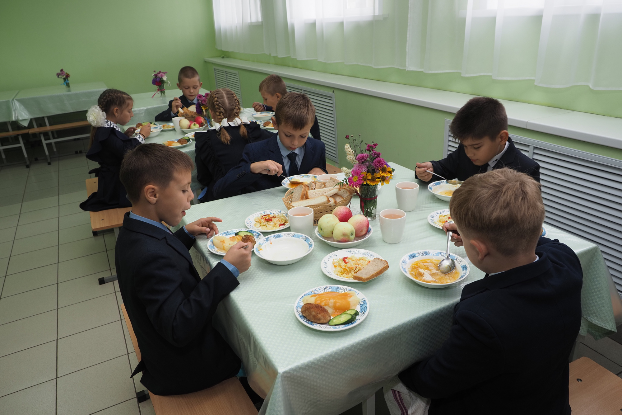 8 школа питание. Школьная столовая. Столовая в школе. Ученики в столовой. Еда в школьной столовой.