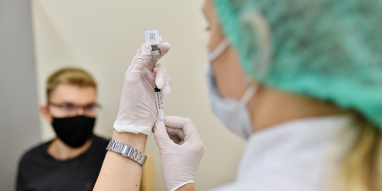 вакцинация от коронавируса в москве фото