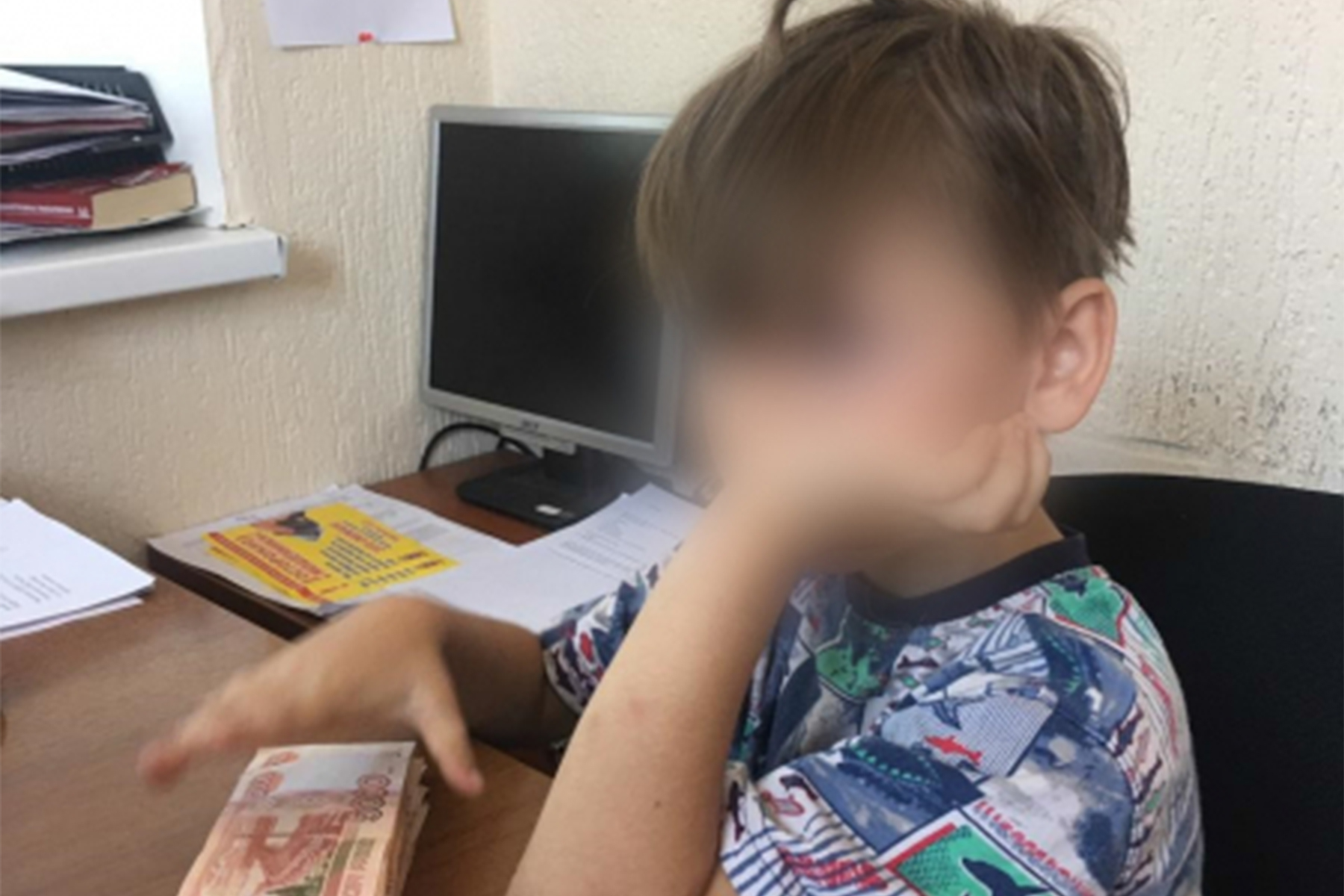 Мальчики взяли. 6-Летний волгоградец потянул у бабули 275 тыс. Рублей и ушел тусить.. Мальчик украл 1000 рублей. Шестилетний мальчик Волгоград. Мальчик украл у бабушки деньги.