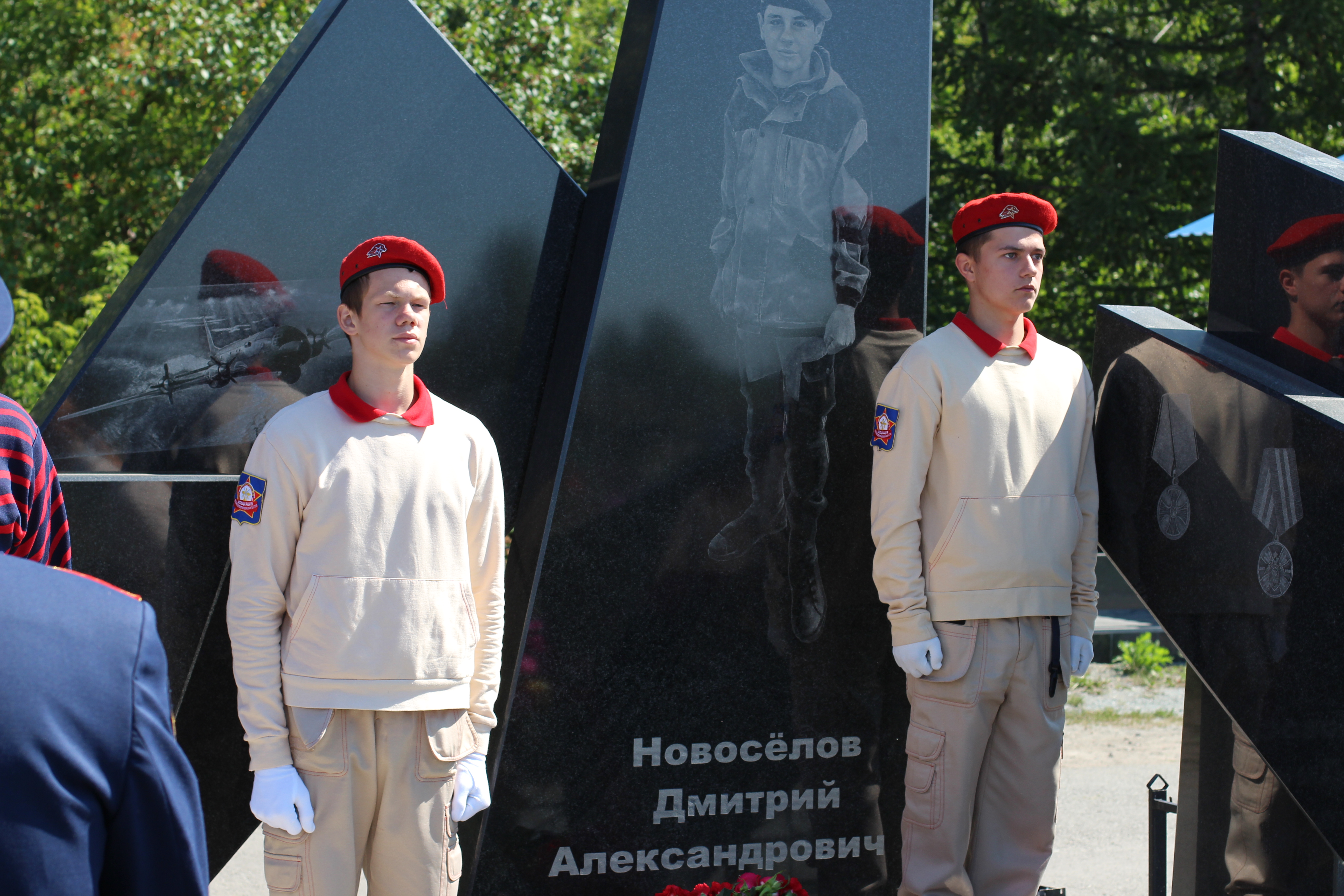 В каком городе установлен монумент спасения ребенка. Мемориал Дмитрию Новоселову. Памятник Диме новосёлову Копейск. Дмитрий Новосёлов спас детей. Мемориал памяти.