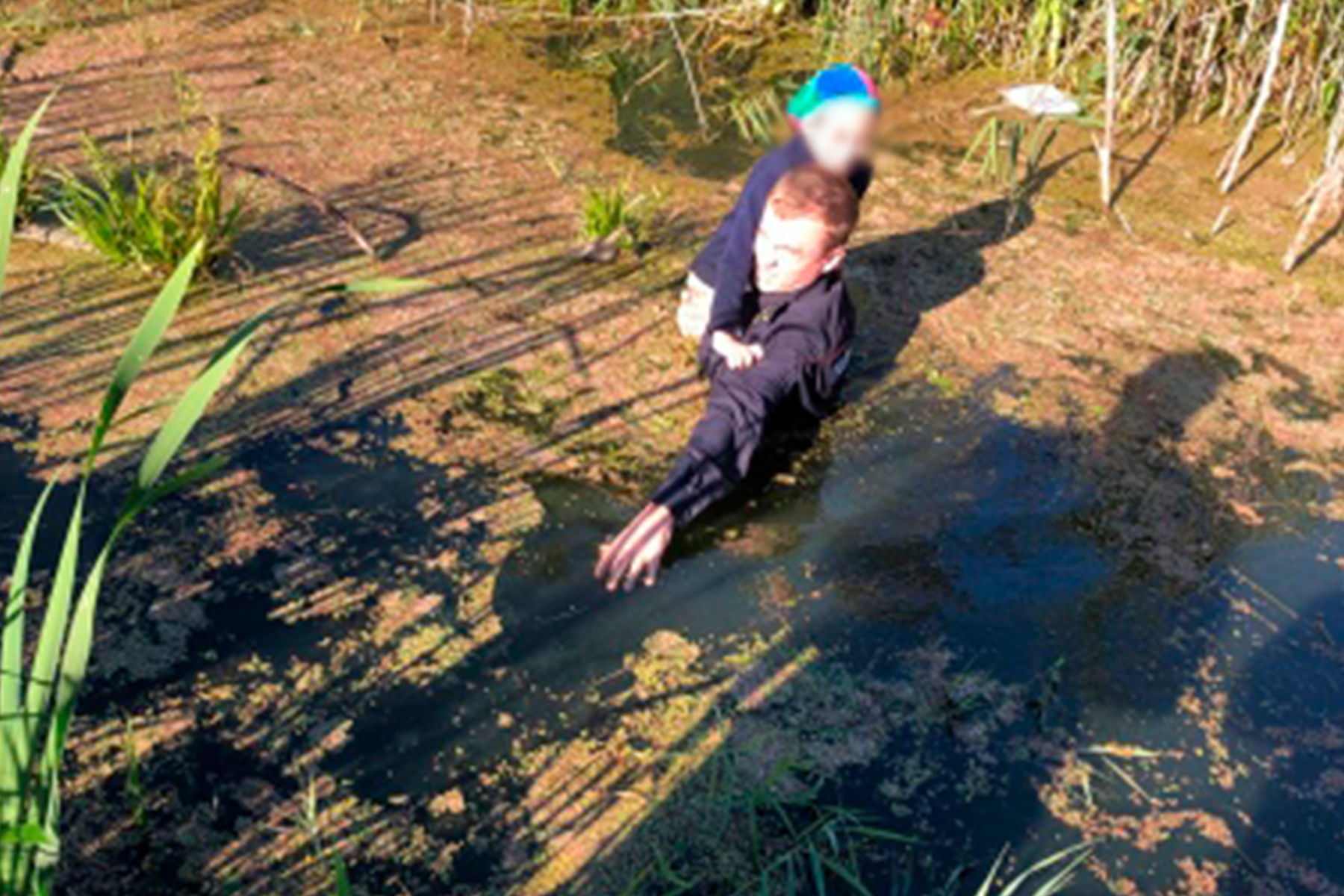15 летний мальчик спас 100 человек. Мальчик в болоте. Болото с мальчиком.