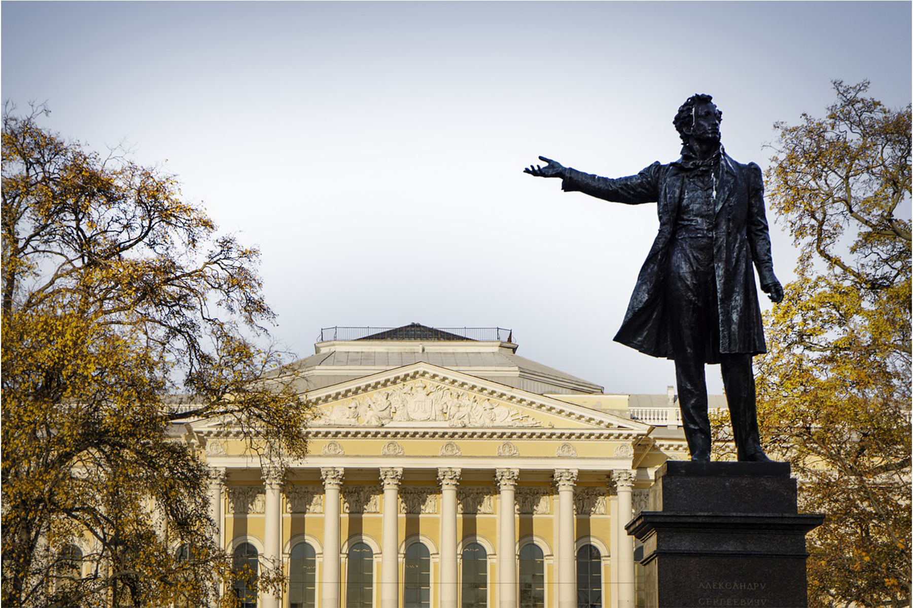 Михайловский дворец памятник Пушкину