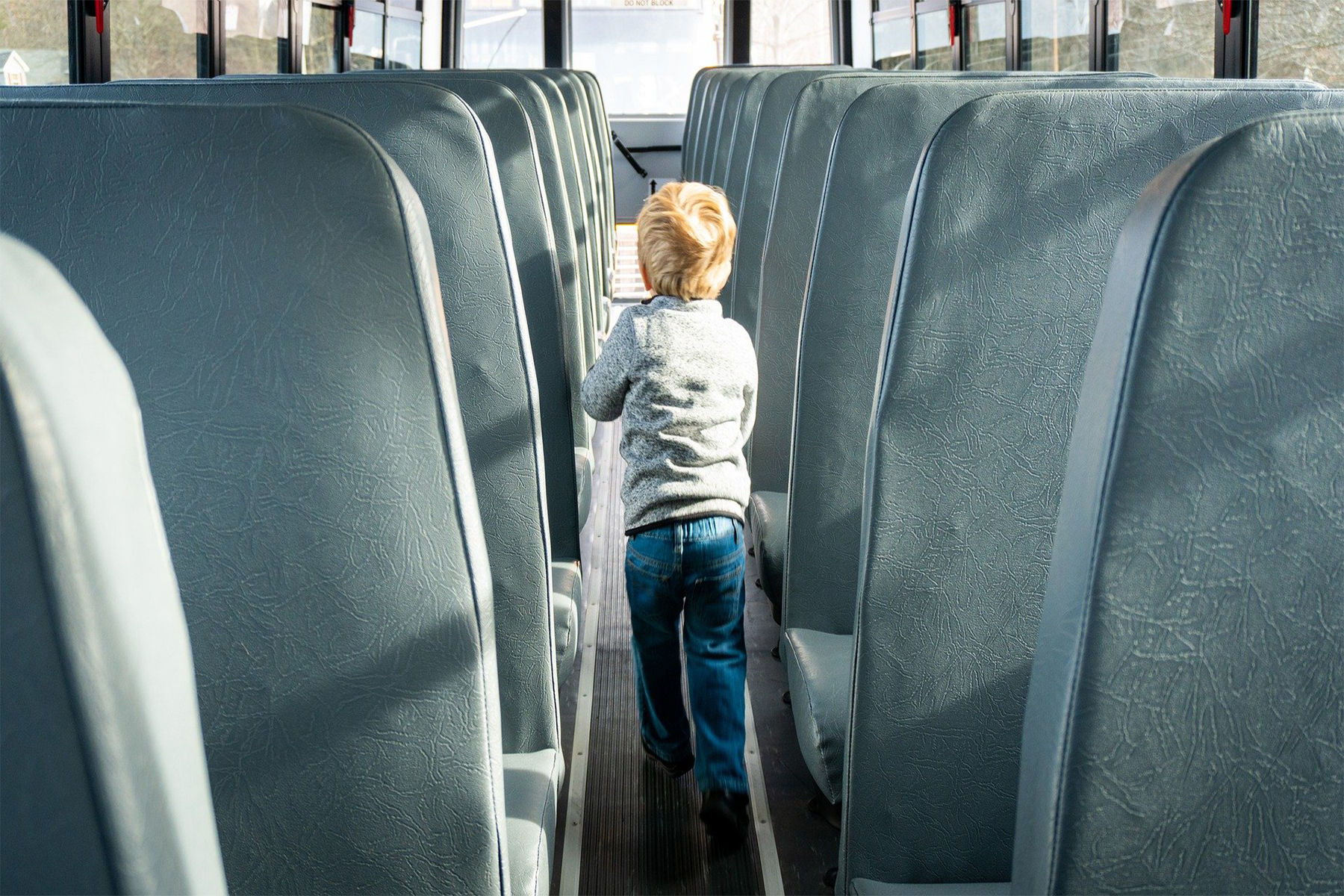 Высадка из автобуса. Автобус для детей. Общественный транспорт для детей. Маршрутка дети. Дети в автобусе автобуса.