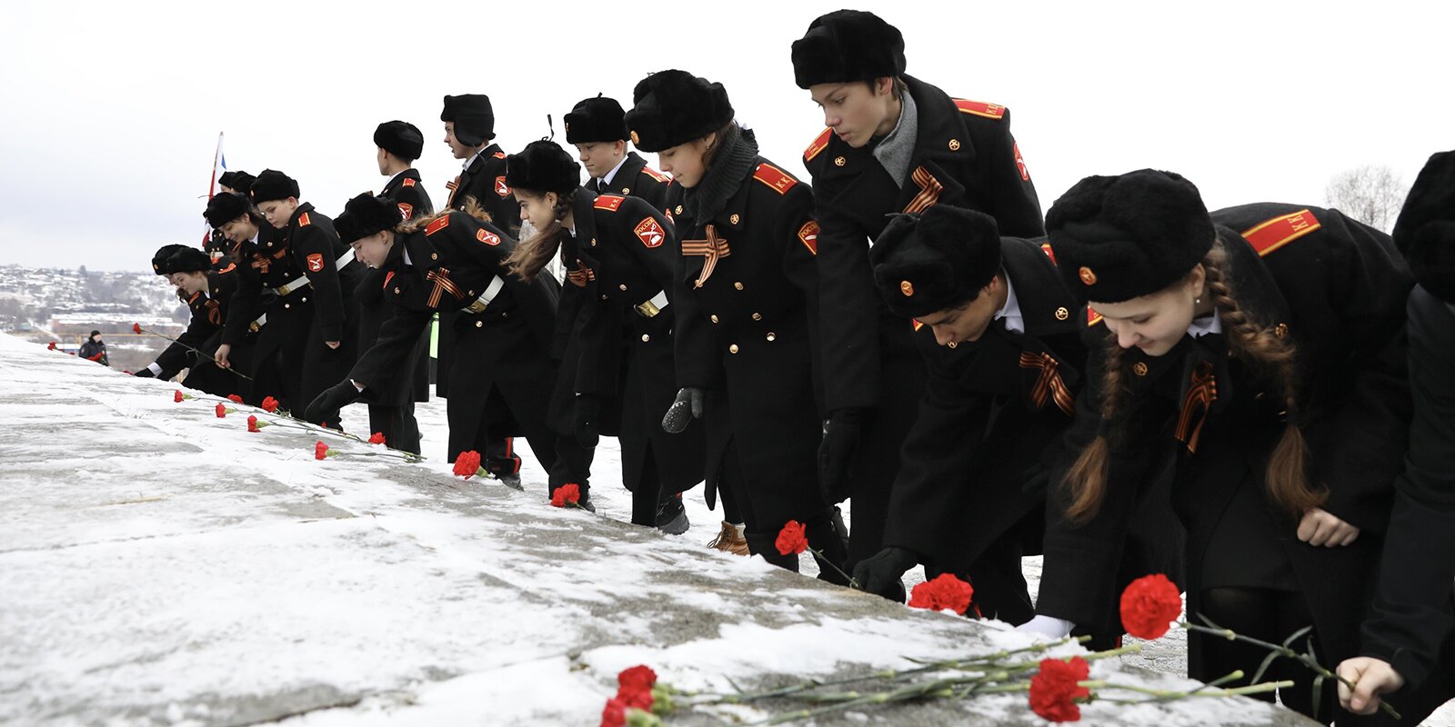 80 декабря. Юнармия возлагает цветы. Мемориал Перемиловская высота. Фото защитников Москвы 2941 год.