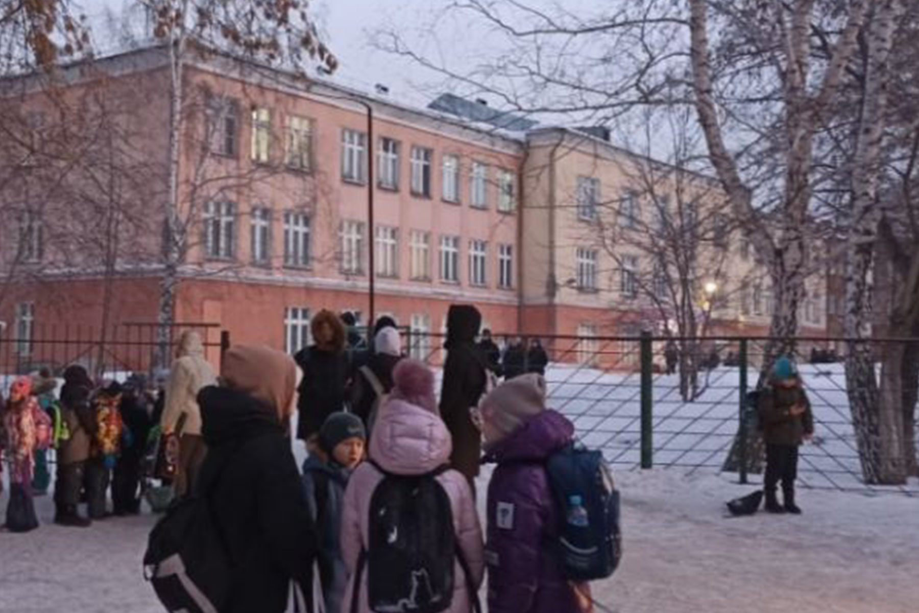 Минирование школ сегодня. Минирование школ. В Новосибирске заминировали школы. Заминированные школы в России. 20 Школ заминировали.