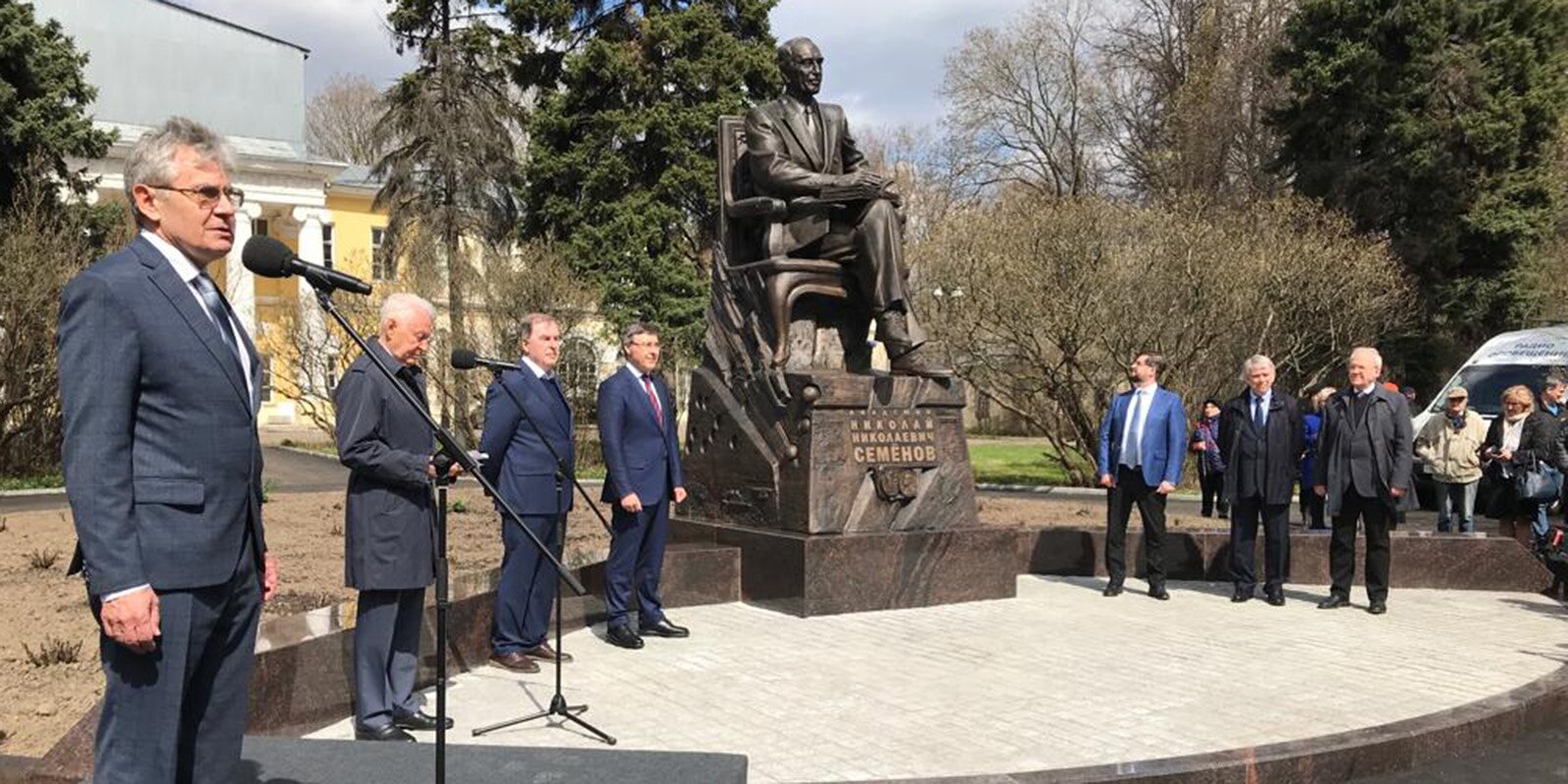 Открытие н. Памятник н.н. Семенову. Памятник Семенову в Москве. Памятник Семенову Николаю на улице Косыгина. Памятник Семëнову.