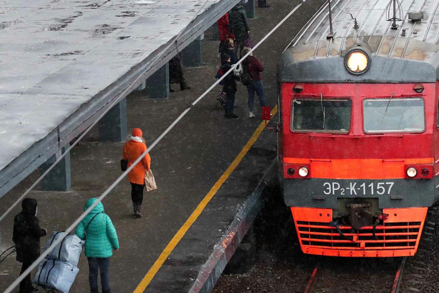 Электричка стройка. Пригородный поезд. Человек рядом с поездом. Российские электрички. Аварии пассажирских поездов.