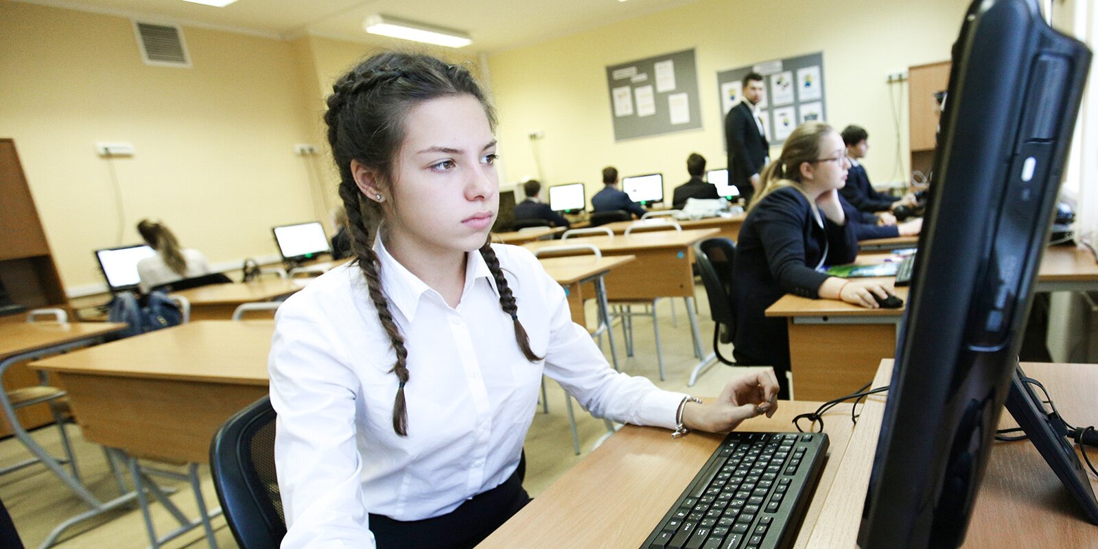 Московские школы будут работать. Информатика в школе. Кабинет в Московской школе. Информатика фото. Кабинет информатики.
