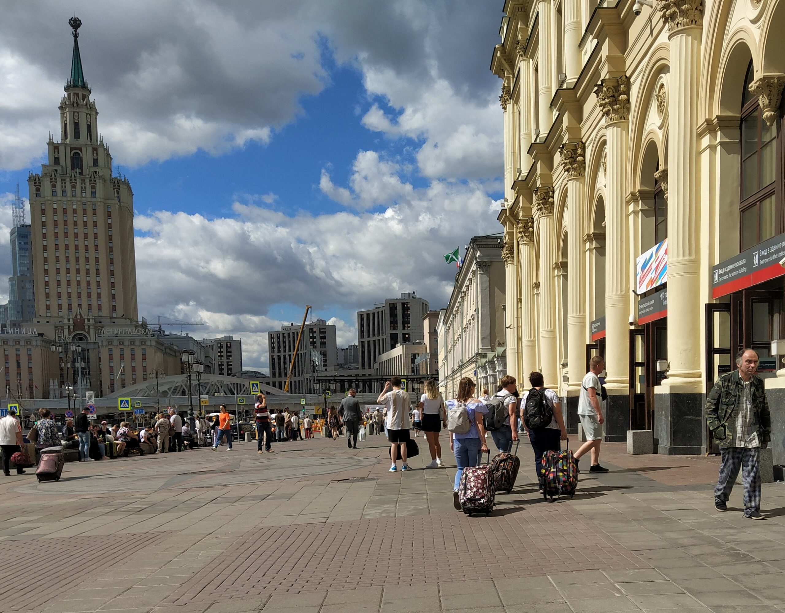 площадь у метро московская