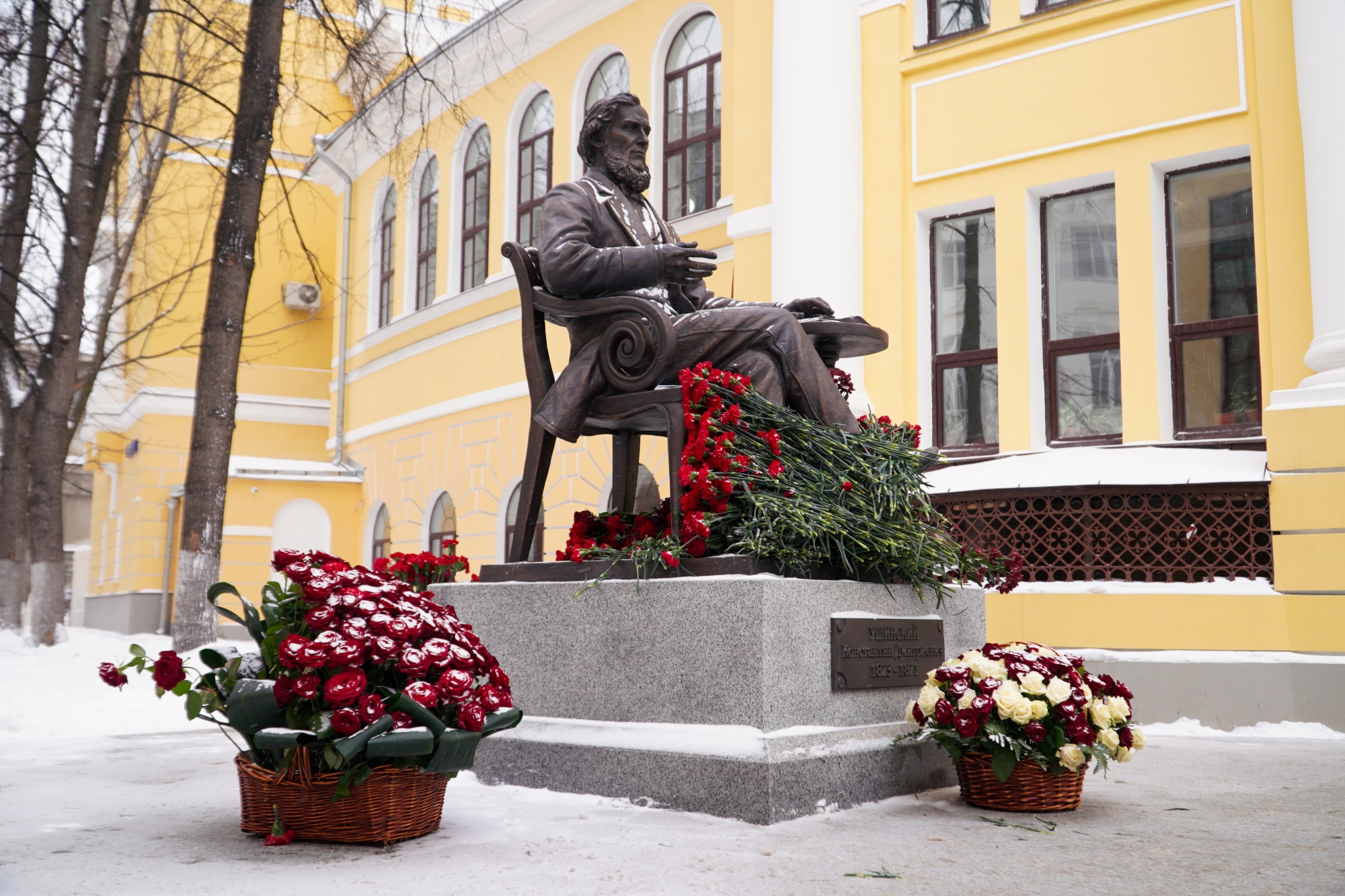 памятники известным людям в москве