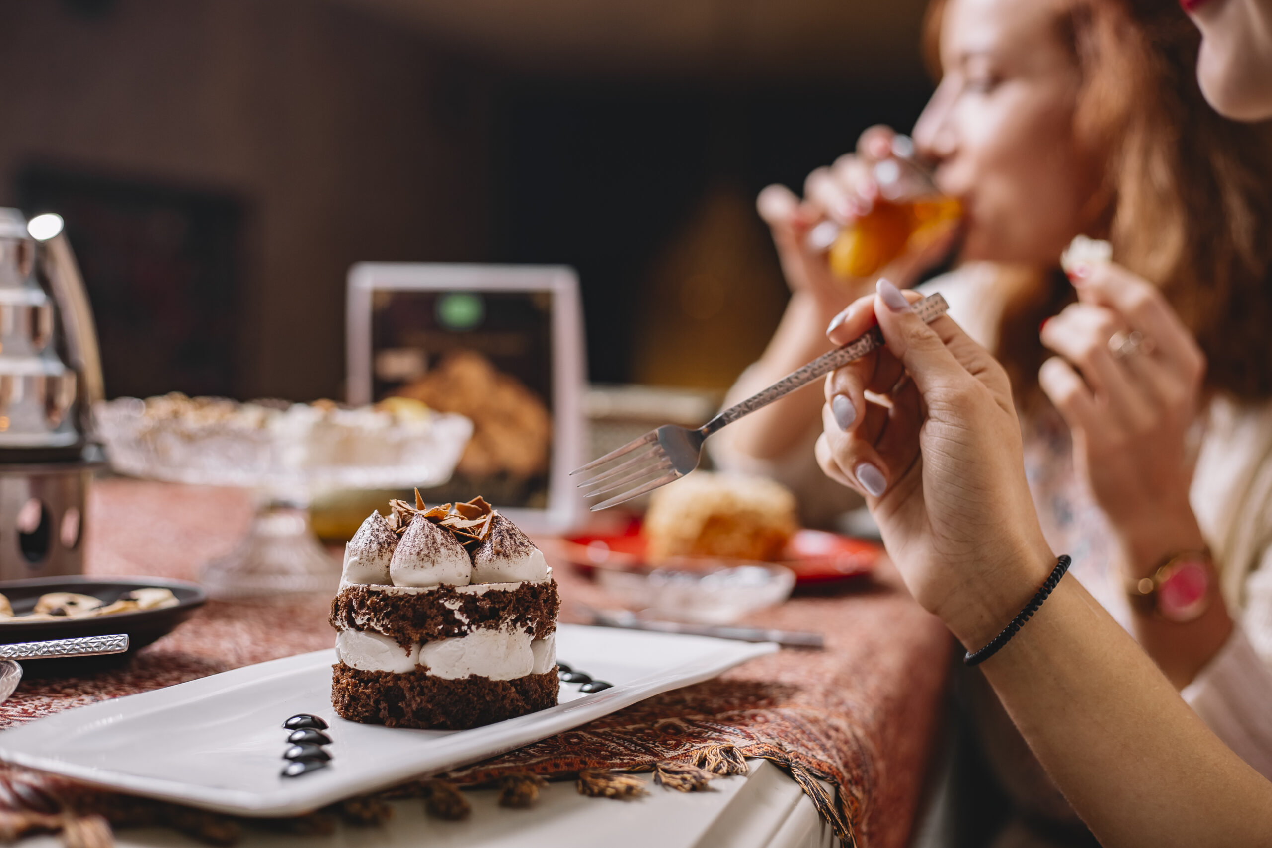 Серьезно еду. Неправильное питание и ожирение. Мужчина ест рыбу. Вредное питание. Серьезно еду.