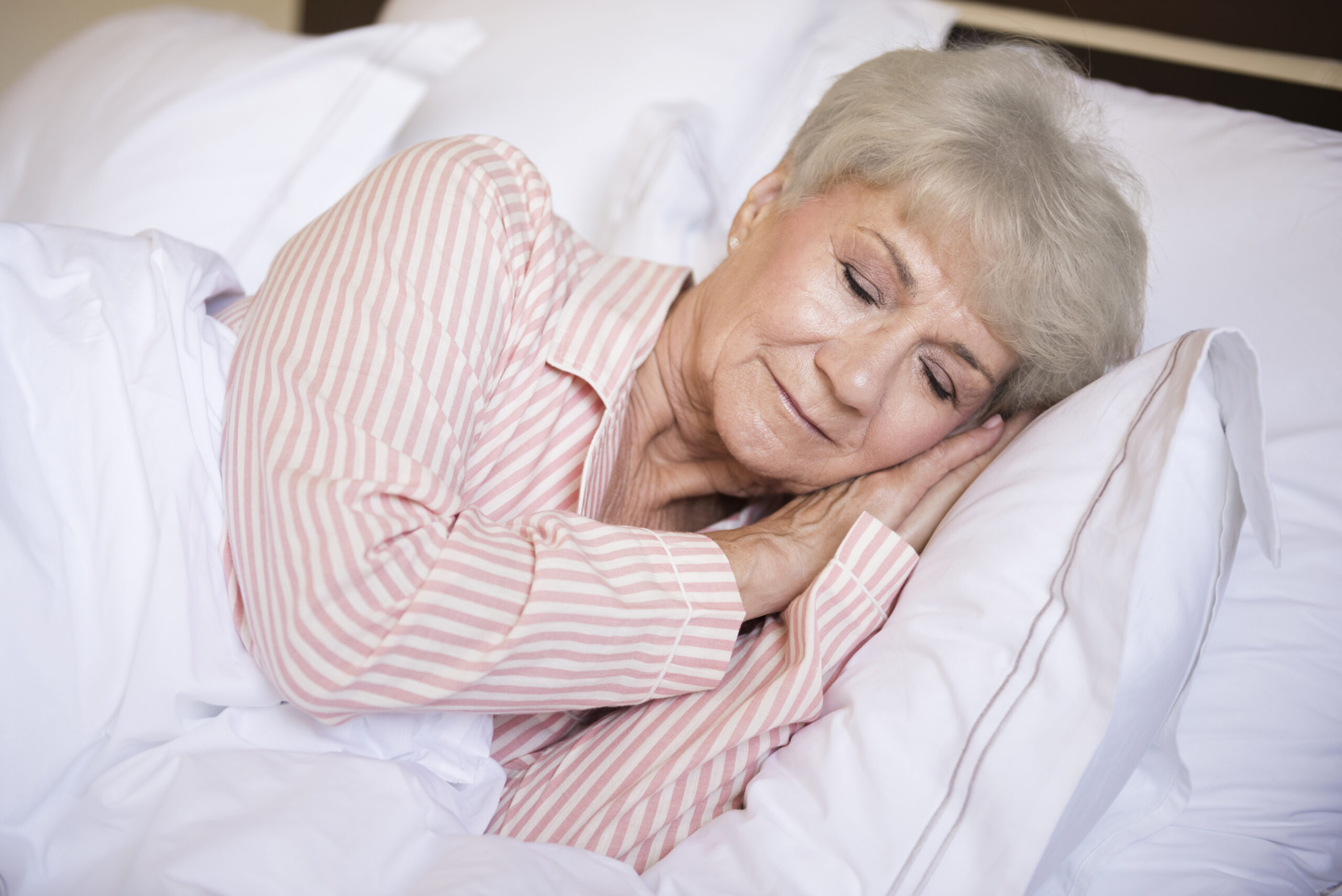 Пожилые мало спят. Пожилые женщины в постели. Спящие пожилые женщины. Фото Сонная пожилая женщина.