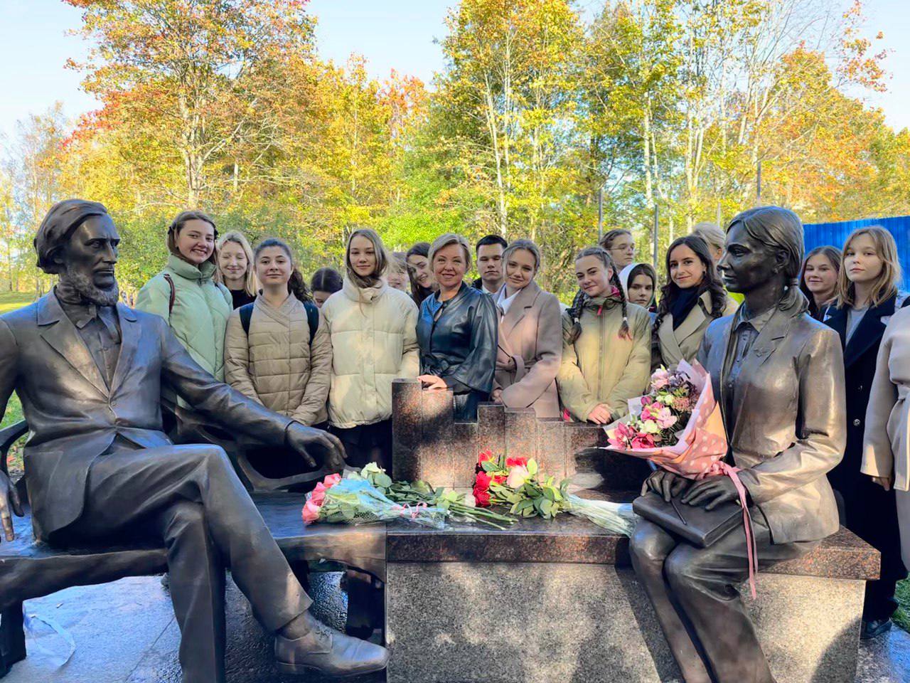 В Гатчине открыли памятник «Ленинградскому учителю» – Учительская газета