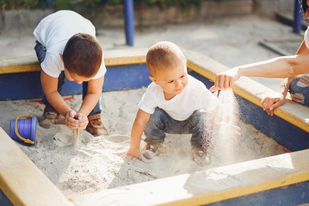 Устаревший ребенок. Дети на тёплом песке. Kids Sand.